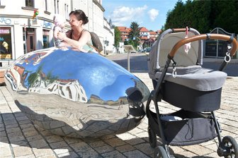 Neuer Kulturhauptstadt-Silberbrocken und die Freiberger: „Ein lustiger Klotz, gefällt mir sehr gut“ - „Ich finde den Silberstein sehr interessant, eine sehr gute Ergänzung zu den Figuren am Silberpfad durch die Altstadt“, sagt Anne Schönfeld, hier mit Tochter Amalia auf dem Lomonossow-Platz.