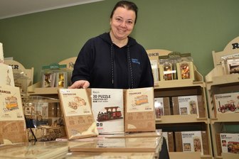 Neuer Laden im Vogtland eröffnet: Hier gibt es das Besondere - Angelika Adams in ihrem Kreativ-Laden an der Gerichtsstraße in Oelsnitz. Hier werden unter anderem Bausätze verkauft.