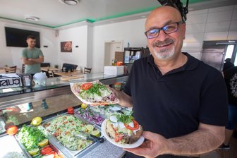 Neuer Laden, neues Glück: Plauens bekanntester Dönerverkäufer eröffnet Bistro „Pizza Cino“ - Im kleinen Lokal an der Bergstraße gibt es nur wenige Sitzplätze. Cino will seine Imbiss-Gerichte auch ausliefern lassen.