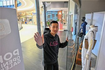 Neuer Laden öffnet im Chemnitzer Einkaufszentrum "Galerie Roter Turm" - aber nur für kurze Zeit - Am Samstag eröffnet Bach Tran den Pop-Up-Store im ersten Obergeschoss des Einkaufszentrums "Galerie Roter Turm". Er bietet Markenklamotten aus zweiter Hand an.