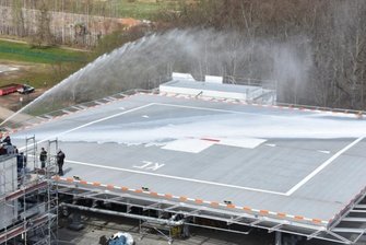 Neuer Landeplatz am Klinikum: Per Heli direkt zur Notaufnahme - Schaum aus der Löschlanze: Eine Feuerlöschübung am Hubschrauberlandeplatz fand im April 2021 statt - lange vor der Inbetriebnahme. Links hinten im Bild die bisherige Heli-Landestelle.