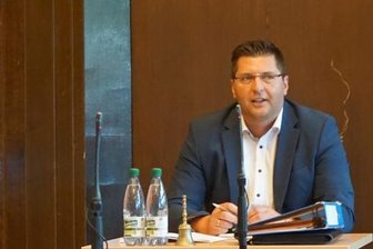 Neuer Landrat des Vogtlandkreises vereidigt -