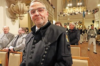 Neuer Landrat im maßgeschneiderten Bergmannskittel: Dirk Neubauer feiert Premiere bei Bergparade in Freiberg - Nicht ohne einen gewissen Stolz trug Mittelsachsens Landrat Dirk Neubauer zur Bergparade in Freiberg erstmals den Bergkittel.