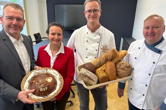 Neuer Landrat zieht ins Landratsamt Freiberg: Zur Begrüßung gab es ein besonderes Geschenk - Sven Krüger erhielt von Peggy Illgen, Dennis Kästner und Rene Buschmann (v. l.) einen Brotkorb und Salz überreicht.