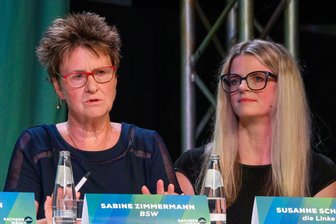 Neuer Landtag in Sachsen: Kampfabstimmung um BSW-Fraktionsspitze, einstimmige Wahl bei der Linken - Hier noch im Wahlkampf im August, jetzt Fraktionschefinnen im Landtag: Sabine Zimmermann (BSW) und Susanne Schaper (Linke).