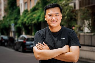 Neuer Landtag in Sachsen: Was der Linke Nam Duy Nguyen als Abgeordneter zu tun verspricht - und von der Kritik an seiner Leipziger Wahlkampfhilfe hält - Nam Duy Nguyen plädiert für mehr Demokratie. Haustürgespräche sollen dabei helfen, die Anliegen der Bürger zu verstehen.
