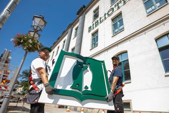 Neuer leuchtender Schriftzug für die Vogtlandbibliothek in Plauen -