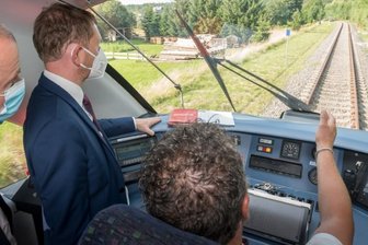 Neuer Lichtblick für Bahnrückkehr - Triebfahrzeugführer Torsten Henning gewährte Ministerpräsident Michael Kretschmer und Marienbergs Oberbürgermeister André Heinrich Einblicke in den Führerstand.