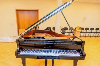 Neuer Luxus-Flügel fürs Vogtlandkonservatorium: "Wie S-Klasse für Anfänger" - Der neue Konzertflügel im Vogtlandkonservatorium. 