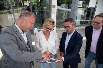 Neuer Luxus-Stellplatz für Wohnmobile in Bad Elster: Areal mit 20 Stellplätzen, Grillplatz und Toiletten entsteht - Marc Cantauw (links), Direktor des Hotels „König Albert“ in Bad Elster, zeigt Sachsens Kultur- und Tourismusministerin Barbara Klepsch (CDU), dem vogtländischen CDU-Landtagsabgeordneten Sören Voigt und Chursachsen-Marketingdirektor Stephan Seitz (rechts), wo der neue Wohnmobil-Stellplatz in Bad Elster entstehen soll.