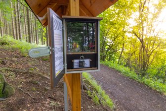 Neuer Märchenrundweg im Erzgebirge: Abenteuer für Kinder, Erwachsene und Geocacher - Der erste Punkt fürs „Märchencaching“ am Pöhlberg: Die fantasievoll gestalteten Märchenkästen sind in Teamarbeit zahlreicher Einrichtungen aus Annaberg-Buchholz entstanden.
