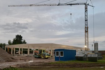 Neuer Magnet für Pferdesportler bei Zwickau: Krämer Pferdesport will Anfang 2026 eröffnen - Der Rohbau wächst: Pferdesport Krämer baut bei Wildenfels an der A 72.