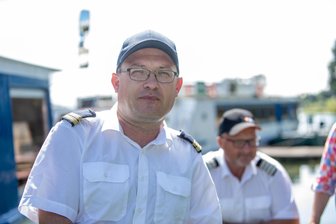 Neuer Mann an Bord der Fahrgastschiffe auf der Talsperre Pöhl: Wie er zu seinem „Jackpot-Job“ auf dem Vogtlandmeer kam - Marco Hübner ist jetzt Teil des Teams. Im kommenden Jahr will er sein Kapitänspatent ablegen.