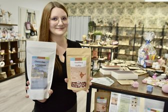 Neuer Manufaktur-Laden in Schloßchemnitz: Alles begann mit einem schadstofffreien Waschmittel - Vivien Löwe mit zwei Chemnitz-Kaffeesorten, die es nur in ihrem Geschäft gibt.