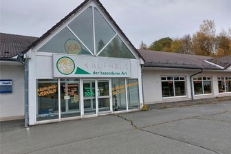 Neuer Markt für Schöneck erneut Thema im Stadtrat - Das leer stehende „Kaufhaus der besonderen Art“ an der Oelsnitzer Straße in Schöneck soll abgerissen werden.