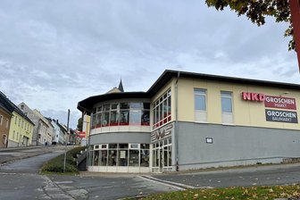 Neuer Markt im alten Penny: Oberwiesenthal darf sich auf Eröffnung freuen - Im früheren Penny-Markt in Oberwiesenthal eröffnet am 21. November als neuer Nachbar von NKD ein Groschen-Markt mit Groschen-Baumarkt. Schilder an der Fassade des Gebäudes weisen bereits darauf hin.