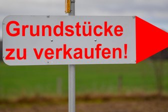 Neuer Marktbericht: Wieviel man im Vogtland für eine Immobilie zahlen muss und welche Objekte die höchsten Preise erzielt haben - Schilder wie diese sind auch im Vogtland zu finden. Preise für Grundstücke und Immobilien sind verhältnismäßig günstig.