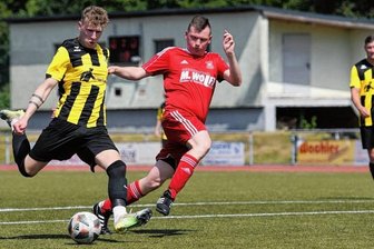 Neuer Meister mit Lehrvorführung - Es ging zu schnell für die Gastgeber: Der Rochlitzer Fynn-Nicklas Dost konnte hier den Treffer von Pascal Claußnitzer (l.) nicht verhindern. Am Ende gab sich der neue mittelsächsische Meister keine Blöße. 