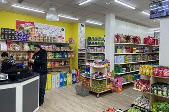Neuer Mini-Supermarkt im Erzgebirge: Wie laufen die ersten Wochen? - Blick in den neuen Mini-Supermarkt in Aue. Der Inhaber holt jeden Dienstag und Donnerstag frische Ware aus Chemnitz.