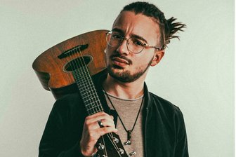 Neuer Name, neue Musik: Oelsnitzer Musiker singt jetzt solo - Alex Hein macht jetzt mit seinem neuen Künstlernamen Alex Manao als Solo-Künstler deutschsprachige Rock- und Popmusik.