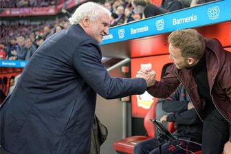 Neuer Nationaltrainer Nagelsmann: Das sagen die westsächsischen Fußball-Vereine zur Entscheidung - Rudi Völler (links) und Julian Nagelsmann (2. von rechts) arbeiten wohl bald Hand-in-Hand für den Deutschen Fußball-Bund. Das Foto zeigt sie beim letzten Spiel von Julian Nagelsmann als Coach des FC Bayern München Mitte März in Leverkusen. 