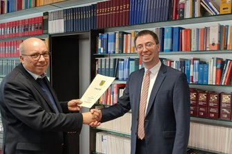Neuer Notar in Werdau tritt in große Fußstapfen - Max Bärnreuther (re.) ist der Nachfolger von Amadeus Thomas, der allein in Werdau 26 Jahre als Notar gearbeitet hat.