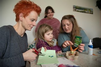 Neuer Oelsnitzer Treff Sperken-Kids organisiert Stadtrallye - Anja Olbrich (links) und Isabel Goram (rechts) beim Basteln zur Treff-Premiere der Sperken-Kids im März.