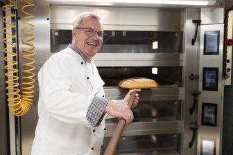 Neuer Ofen erinnert Bäcker aus dem Erzgebirge an alte Zeiten - Dem Chef der Konditorei und Bäckerei Graupner in Thum, Konditormeister Frank Graupner, steht die Freude über den neuen Ofen ins Gesicht geschrieben. Für das traditionsreiche Unternehmen eine wichtige Investition in die Zukunft.