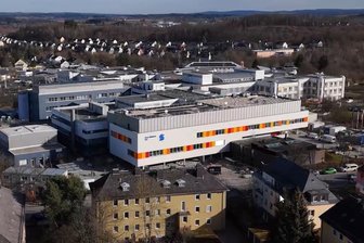 Neuer OP-Trakt am Sana-Klinikum Hof jetzt vollständig in Betrieb - Das Gelände des Sana-Klinikums Hof mit dem Neubau des OP-Traktes.