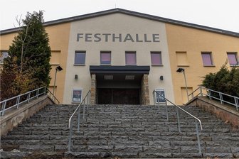 Neuer Pächter für Annaberger Festhalle gesucht - Ab Herbst soll ein neuer Pächter das Veranstaltungshaus auf dem Kätplatz übernehmen. Die Stadt hat die Pacht neu ausgeschrieben. Die Geschichte des Hauses reicht bis 1906 zurück. Nach jahrelanger Schließung wurde sie 2012 wiedereröffnet.