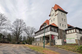 Neuer Pächter für das Berggasthaus Hohenstein-Ernstthal? - Von außen wirkt das Berggasthaus schon wieder einladend. Ab September könnte ein neuer Betreiber loslegen.