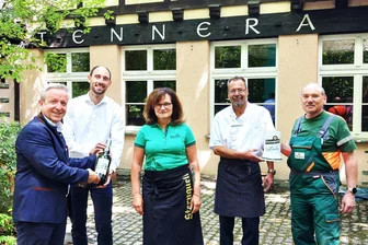 Neuer Pächter für Plauener Traditionslokal und Biergarten Tennera gefunden - Sternquell-Chef Jan Gerbeth wünscht Geschäftsleiter Monty Wötzel sowie dem Gastro-Team Dorit Richter und Steffen Hahn Erfolg. Rechts: Technik-Leiter Michael Dreikorn.