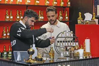 Neuer Parfümladen in Zwickau mischt Düfte selbst: „Jeder soll seinen persönlichen Duft finden“ - Intensive Düfte mischen Aihan Ali (links) und Ibrahim Awad im Zwickauer Geschäft „Pavilion Perfume“.
