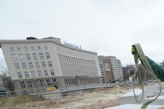 Neuer Park am Uferstrand - Das Gelände von Moritzpark und Uferstrand im Frühjahr: Siegfried Barsch beim vorbereiten der Steine und Betonelemente die auf dem Gelände gesetzt werden.