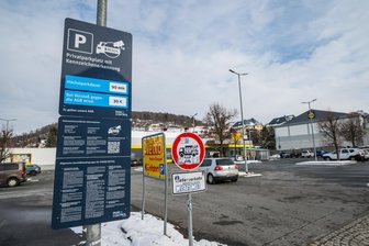 Neuer Parkplatz-Ärger in Aue? Warum Parken für Fußballfans von Erzgebirge Aue jetzt richtig teuer werden kann - Beim Netto-Discounter in Aue ist eine Parkplatzüberwachung per Kamera eingeführt worden.