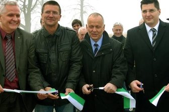 Neuer Parkplatz für Wanderer im Zwotaer Zentrum eingeweiht - Zwotas Bürgermeister Thomas Hennig, CDU-Bundestagsabgeordneter Robert Hochbaum, Planer Ralf Bräunel sowie der CDU-Landtagsabgeordnete Jürgen Petzold (von rechts) gaben den neu gestalteten Wanderparkplatz frei.