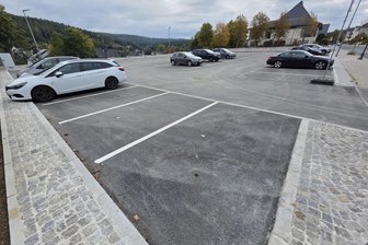 Neuer Parkplatz in Bad Elster fertig: Diesen Appell richtet die Stadt an die Einwohner - Der sanierte Parkplatz an der Hagerstraße in Bad Elster wurde jetzt wieder zum Parken freigegeben.