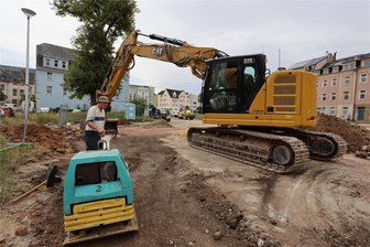 Neuer Parkplatz in Crimmitschau: Wann können die ersten Stellflächen genutzt werden? - Laut Stadtverwaltung sind der Bodenaushub und das Verlegen der Leerrohre für Beleuchtung und Ladestation bereits abgeschlossen. Im westlichen Bereich des neuen Parkplatzes sollen die Borde gesetzt werden.