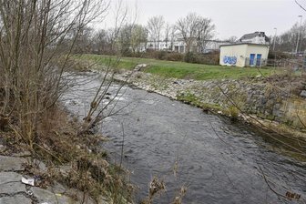 Neuer Parkweg am Chemnitz-Ufer zwischen Müllerstraße und Eckstraße - An dieser Stelle der Chemnitz lag früher die Gartensparte Helgoland.