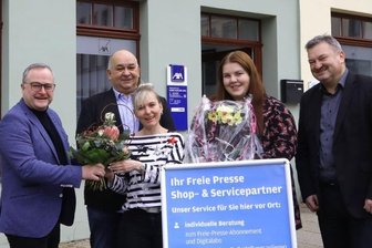Neuer Partner für Angebote der "Freien Presse" - Stefan Seidel (links) und Steffen Naumann (rechts) gratulierten Ulrich Klötzer und seinen Mitarbeiterinnen Janine Gerber und Aylin Wiltzsch (2. v. r.). 