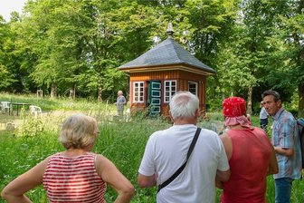 Neuer Pavillon gibt Startschuss für Apothekergarten in Plauen - Der markante Pavillon aus Mühltroff schmückt nun den Apothekergarten in Plauen.