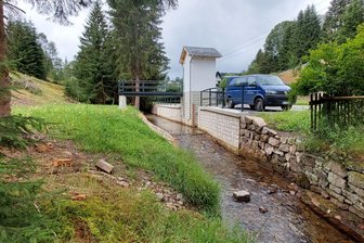 Neuer Pegel bei Johanngeorgenstadt soll Hochwasservorhersagen verbessern - Im Pegelhaus ist die Technik zur Datenfernübertragung der Wasserstände untergebracht. Von dem Steg aus kann im Falle erhöhter Wasserführung der Durchfluss gemessen werden.