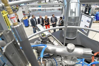 Neuer Plasmaofen am Helmholtz Institut Freiberg: Der Kreislaufwirtschaft einen Schritt näher - Der neue Plasmaofen wurde im Helmholtz Institut Freiberg von Sebastian Gemkow (2. v. r.) eingeweiht.