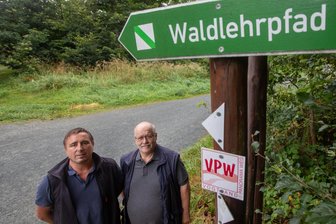Neuer Plauener Wegemeister pflegt 360 Kilometer Wanderpfade - Dirk Schadek (links) löst Ulrich Reinwald als Plauener Wegemeister ab. Dieser geht nach 36 Jahren in den Ruhestand.