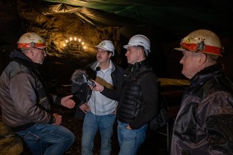 Neuer Podcast über Erzgebirge Aue: „Der Schacht“ ergründet Wismut-DNA einer ganzen Region - Die Autoren des Podcasts „Der Schacht - Fußball, Kultur, Erzgebirge“ – Gregor Ryl (2. v. li.) und Marc Zimmer (2. v. re.) – unter Tage mit zwei ehemaligen Bergleuten der Wismut. Der Podcast ist unter anderem in der ARD-Mediathek zu finden.