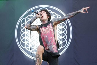 Neuer Podcast: Wie Impericon den Hardcore ins Gewandhaus bringt - Oliver Sykes bei einem Konzert im Jahr 2010: Der Sänger von Bring Me The Horizon trägt ein Shirt seines Modelabels Drop Dead, welches in den Anfangstagen in Deutschland von der Leipziger Firma Impericon vertrieben wurde. Wie die britische Band gehört Impericon samt Look stilprägend zum Metalcore.