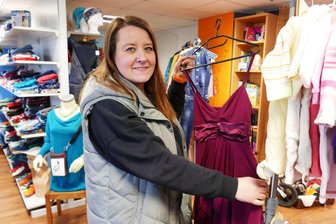 Neuer Pop-Up-Store im Erzgebirge setzt auf Nachhaltigkeit - Weil Anlässe wie Jugendweihe und Konfirmation anstehen, hat Kathleen Jokiel nun auch Festkleidung als Second-Hand-Ware im Angebot.