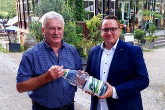 Neuer Produktionschef bei Bad Brambacher: Als Staffelstab dient eine Flasche Mineralwasser - Toni Oettel (rechts) ist neuer Produktionsleiter bei den Bad Brambacher Mineralquellen. Er übernahm die Aufgabe von Andreas Umlauft.
