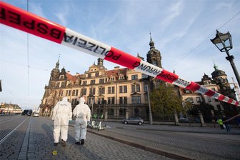 Neuer Prozess im Fall Grünes Gewölbe beginnt: Freistaat Sachsen klagt gegen Sicherheitsfirma - Zwei Mitarbeiter der Spurensicherung stehen vor dem Residenzschloss mit dem Grünen Gewölbe.