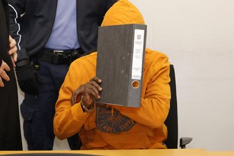 Neuer Prozess um brutalen Angriff in der Neujahrsnacht in Aue: Täter kommt eher aus der Haft - Ein 25-Jähriger war im Dezember 2023 wegen seiner Tat am Neujahrsmorgen in Aue verurteilt worden.